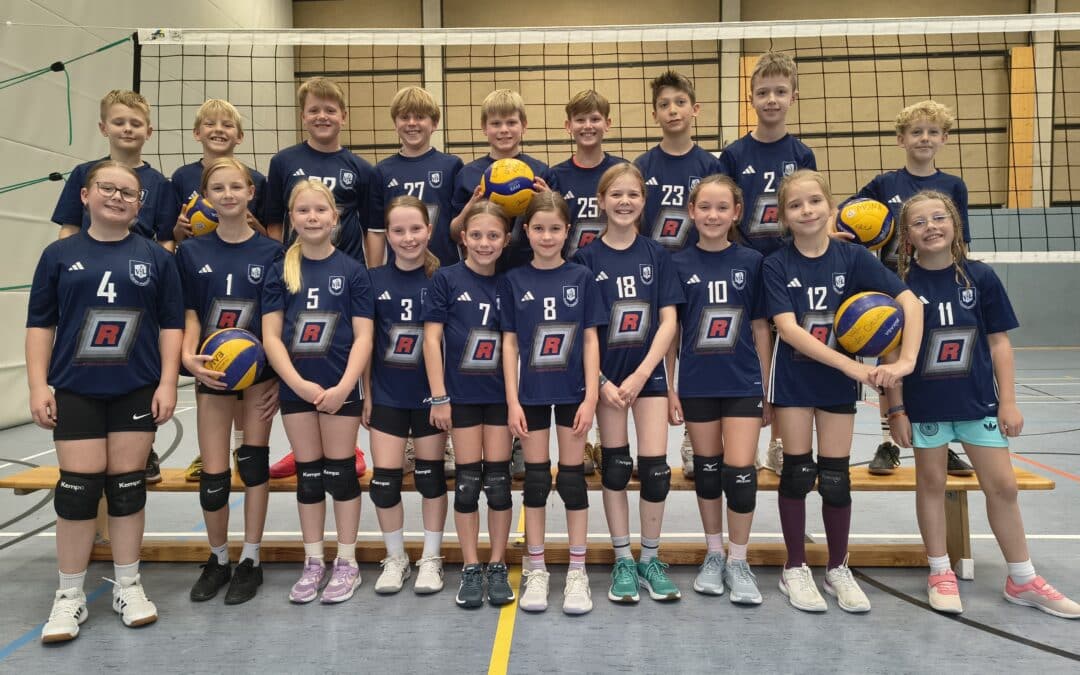 Mannschaftsfoto der U12- und U13-Volleyballmannschaften des VfL Kloster Oesede in den neuen Trikots